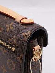 LOUIS VUITTON Pochette Metis East West