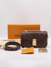 LOUIS VUITTON Pochette Metis East West