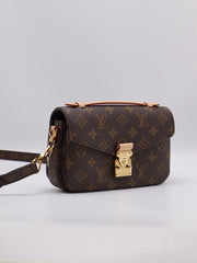 LOUIS VUITTON Pochette Metis East West
