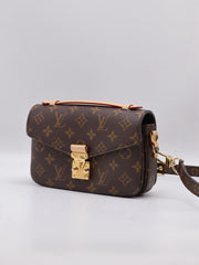 LOUIS VUITTON Pochette Metis East West